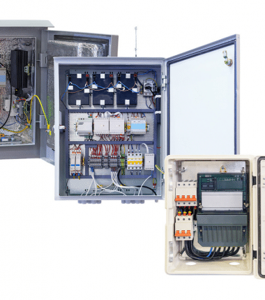 Vue de plusieurs coffrets électriques ouverts montrant le câblage interne, les disjoncteurs, modules de commande et composants installés
