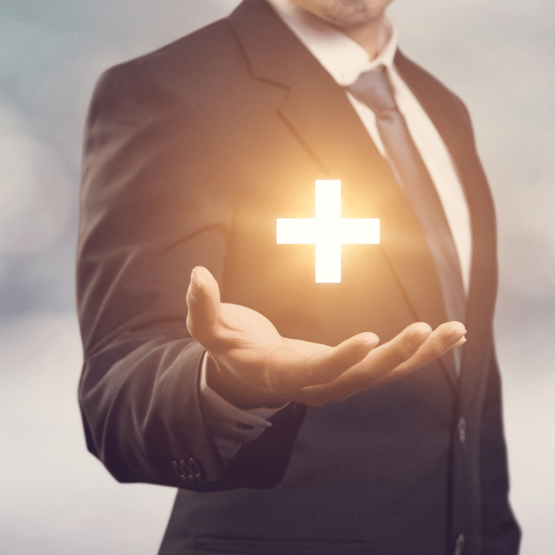 Opératrice travaillant sur l’assemblage de faisceaux électriques, manipulant des câbles multicolores sur un poste de production dédié